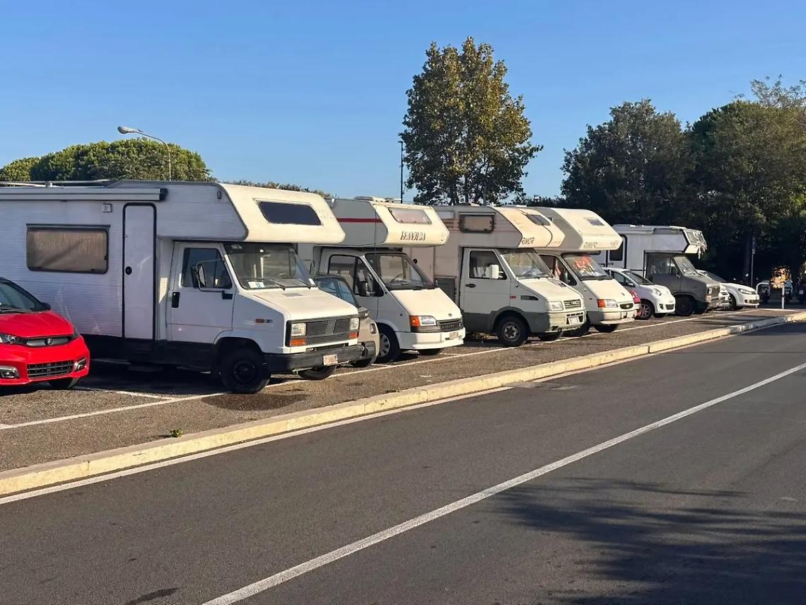 Camper al parcheggio del tribunale: problema spostato di qualche metro