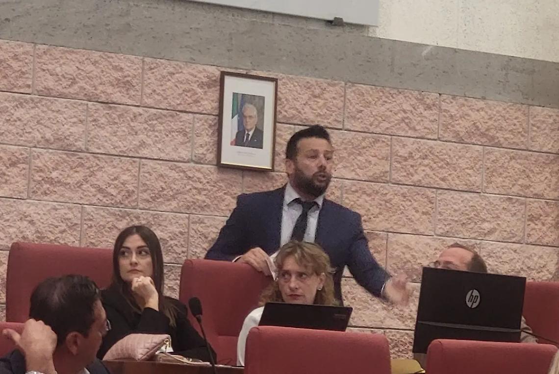 Caos in aula Pucci nei primi minuti del consiglio comunale