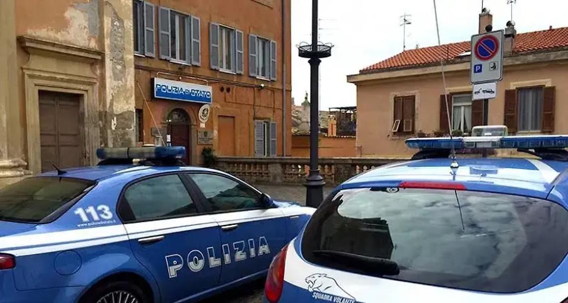 Tarquinia-Civitavecchia a sirene spiegate: polizia blocca auto in fuga