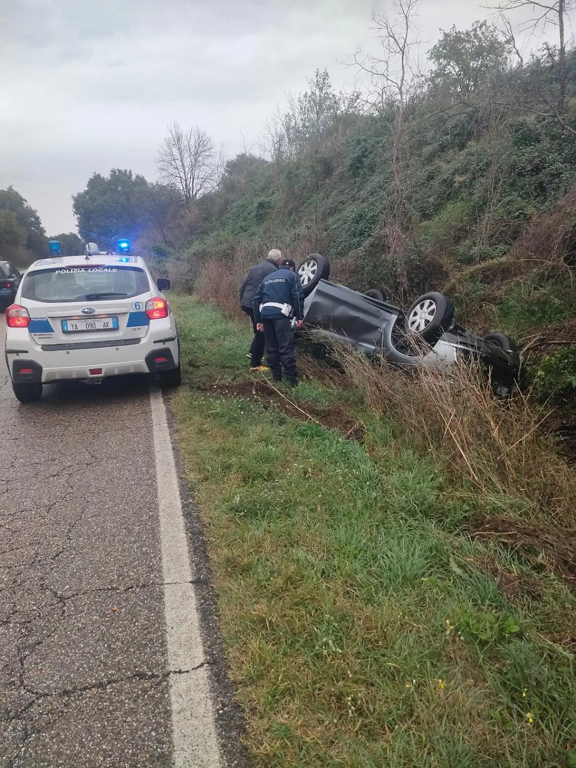 Finisce fuori strada e si ribalta lungo la Tuscanese