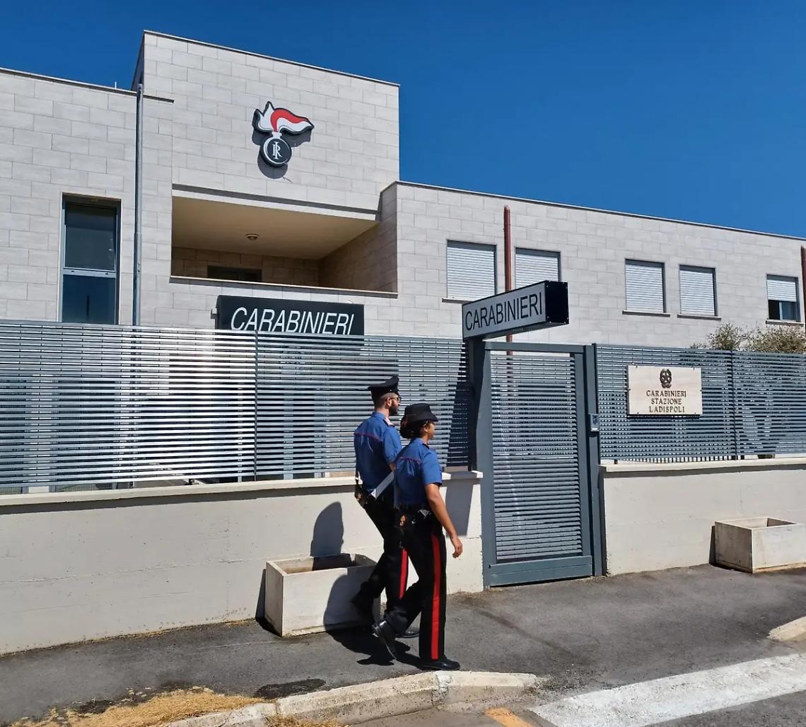 Gli ruba il telefono in un bar e lo ricatta: &laquo;Dammi 50 euro&raquo;. In manette un 57enne residente a Cerveteri