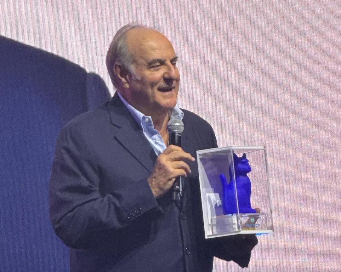 Gerry Scotti, doppia festa: riceve il 13&deg; Telegatto e nasce la nipotina Olivia