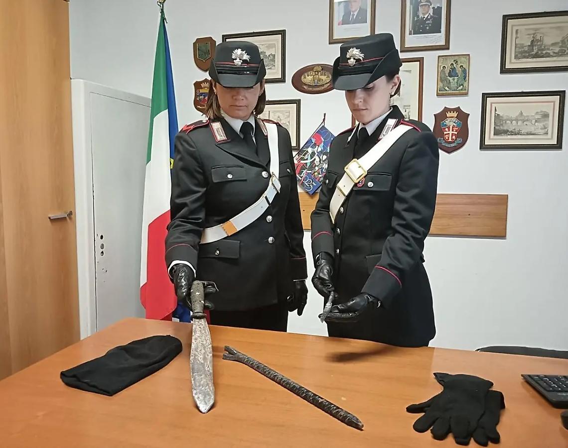 Sorpreso con un machete e un piede di porco: 50enne denunciato dai carabinieri