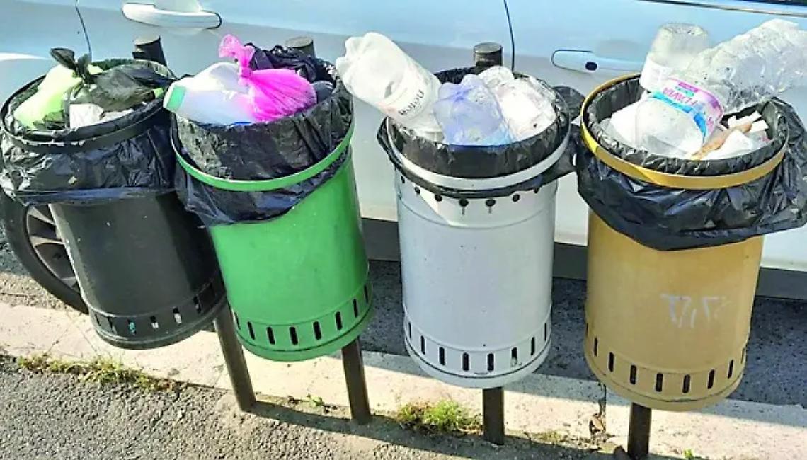 &laquo;Per le vie di Tolfa erba alta e sporcizia e pessime condizioni della villa comunale&raquo;