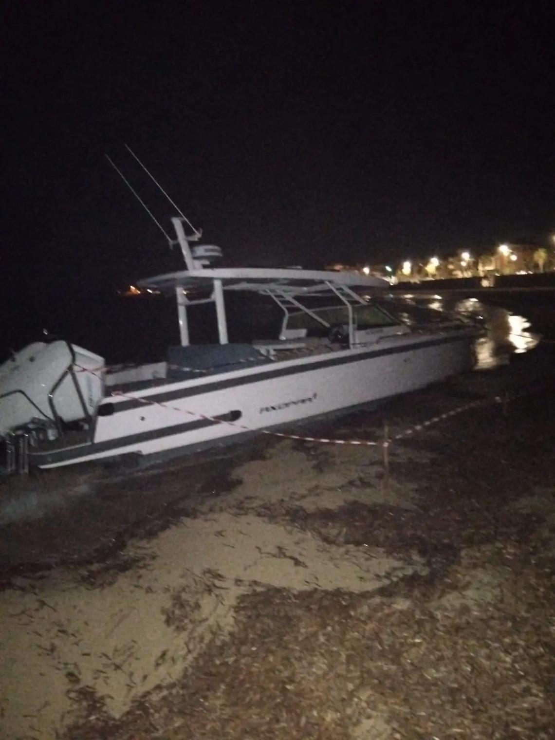 Scafo spiaggiato a Santa Marinella