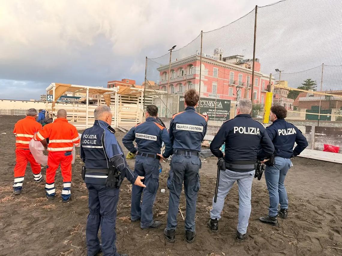 Tende, rifiuti e schiamazzi notturni: blitz interforze all&rsquo;alba