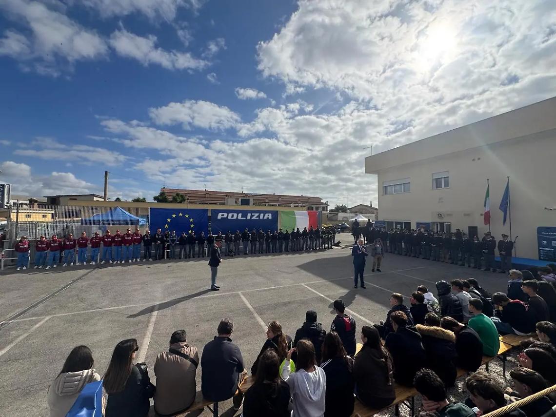 Cani antidroga, agenti a cavallo e l&rsquo;arrivo del questore di Roma