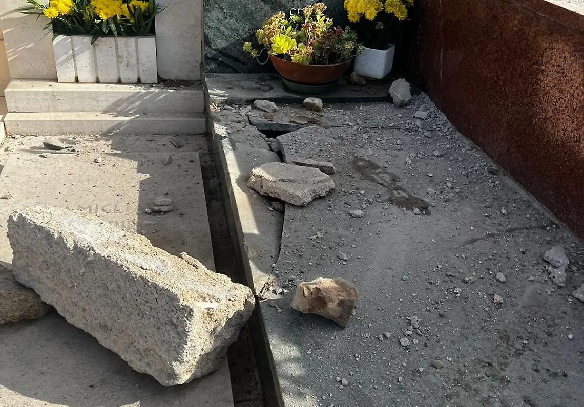 Si stacca parte del muro, paura al cimitero monumentale