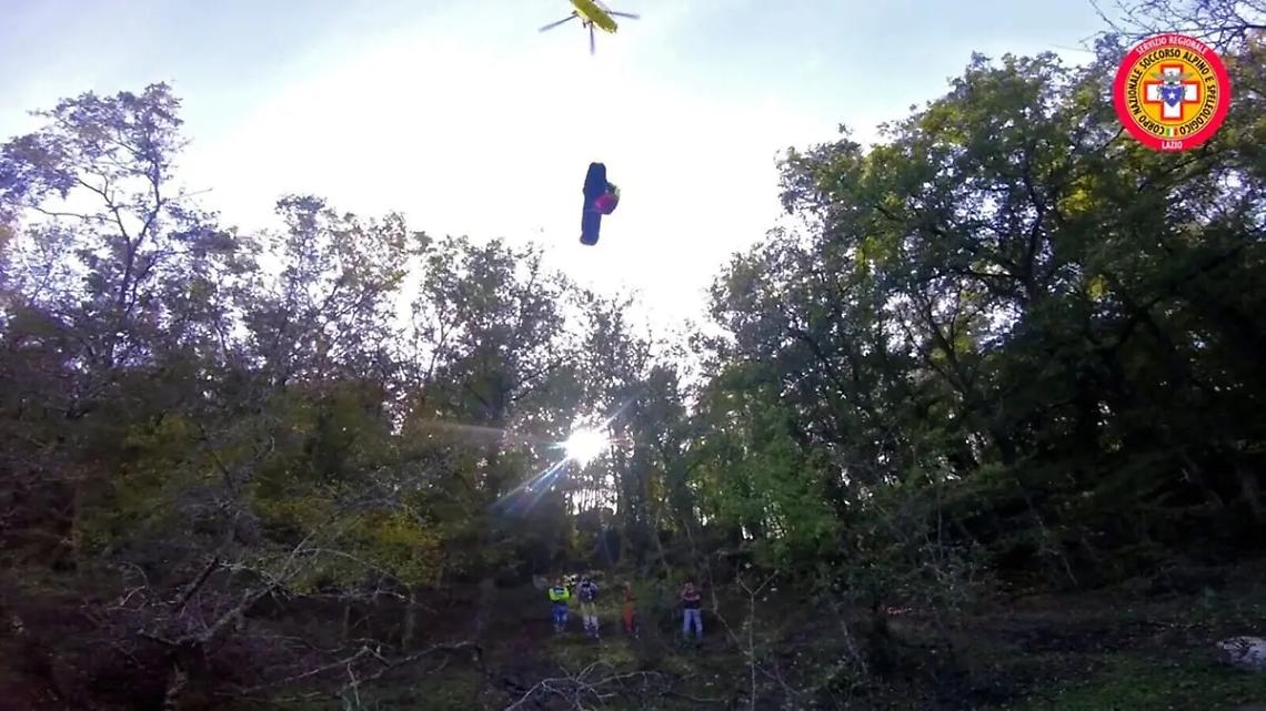 Cade con la moto in una zona impervia, soccorso dal Cnsas