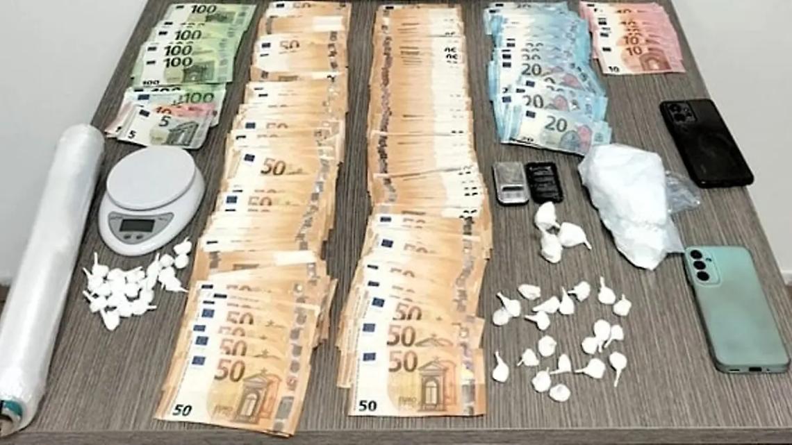 Nasconde in casa 3 etti e mezzo di cocaina