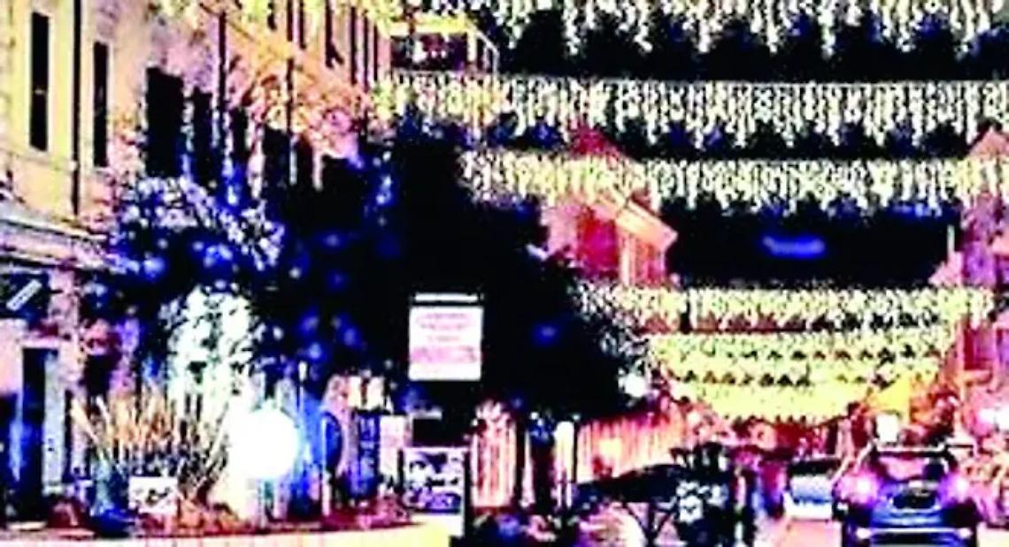 Si accende il Natale, tra musica, luminarie e pista di pattinaggio