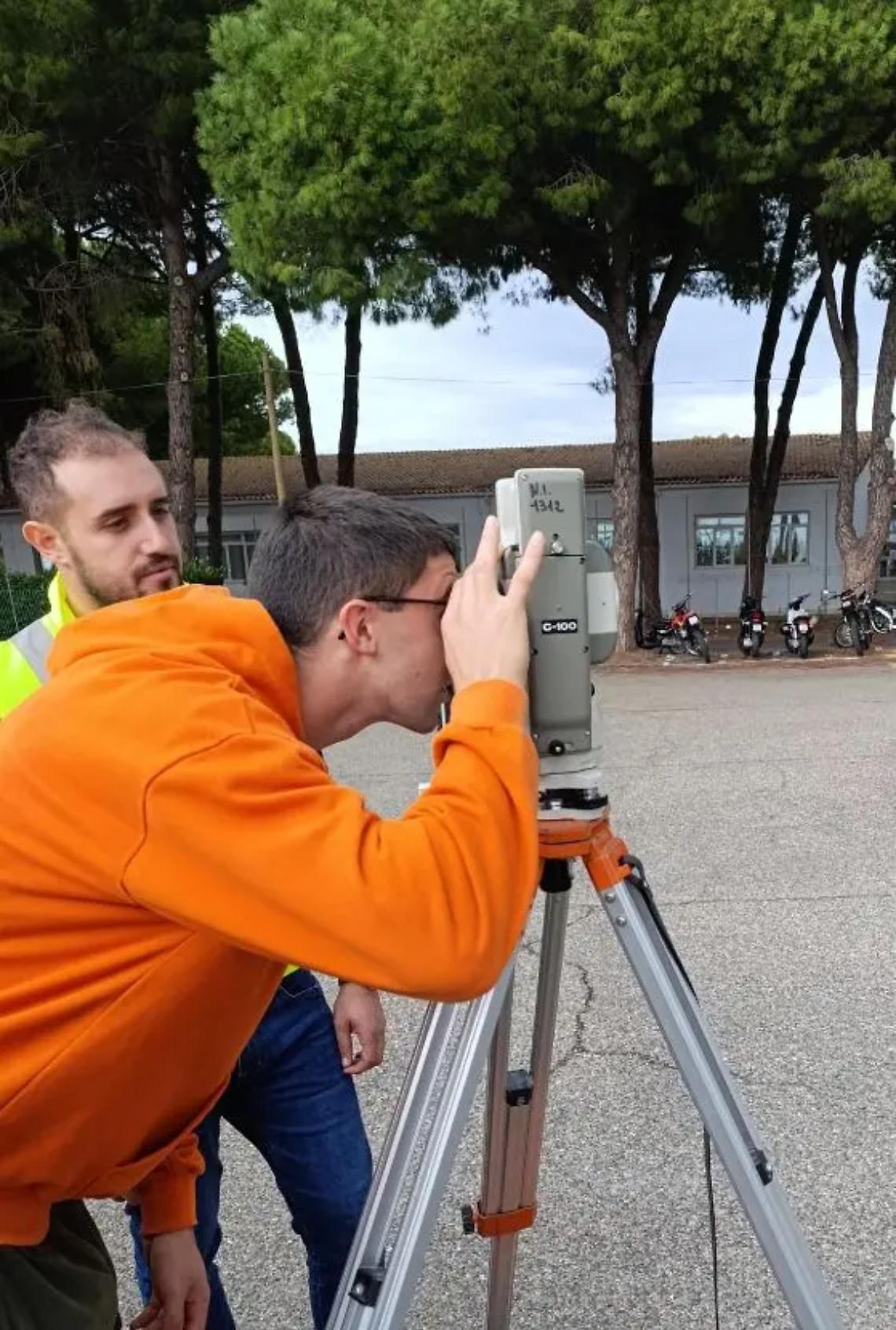 Cardarelli Tarquinia, gli studenti dell&rsquo;indirizzo Costruzioni, ambiente e territorio (Cat) imparano ad utilizzare i droni