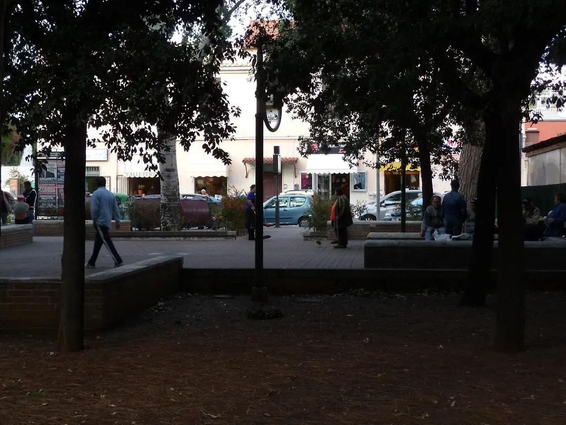 Pugni e bastonate nei giardini pubblici, il fuggi fuggi a pochi metri dalla piazza