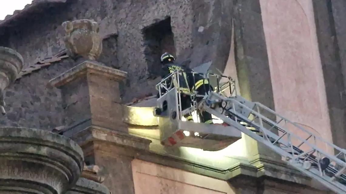 Viterbo, crolla porzione di cornicione nell'ex Tribunale