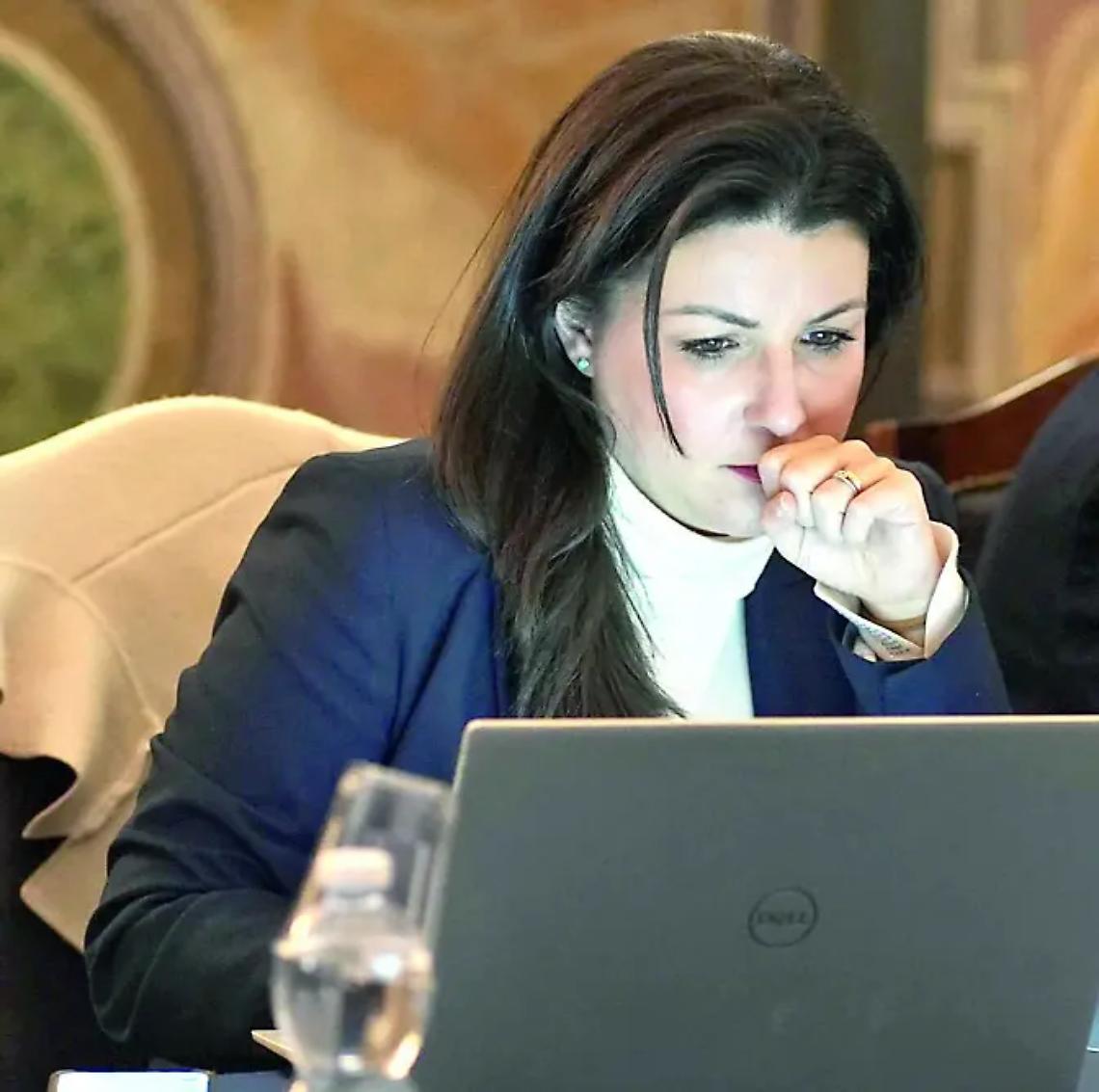 &laquo;Non fu atto vandalico a sfondo sessista contro la sindaca Chiara Frontini&raquo;