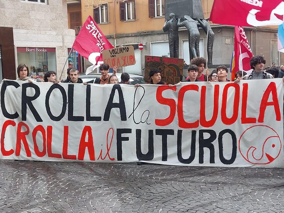 Viterbo, studenti in piazza: &laquo;Se crolla la scuola, crolla il futuro&raquo;