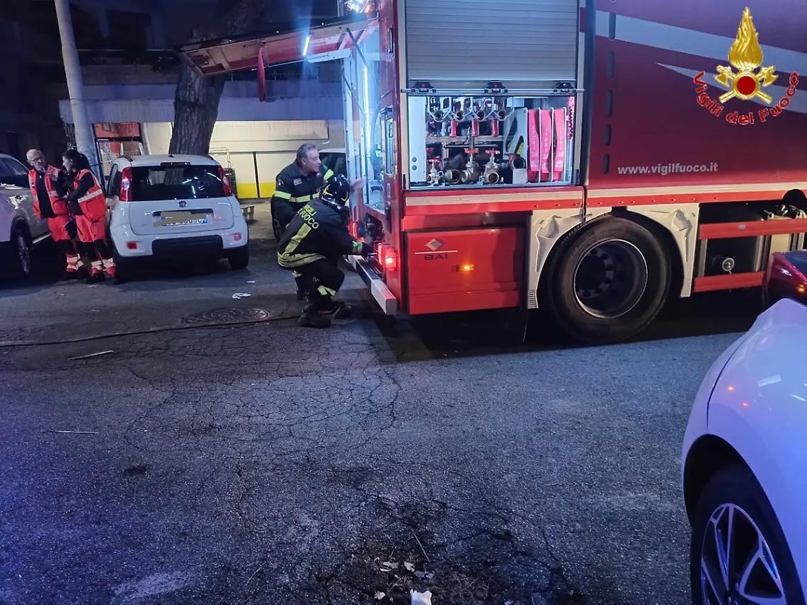 Attivit&agrave; commerciale in fiamme: intervento dei vigili del fuoco a Santa Marinella