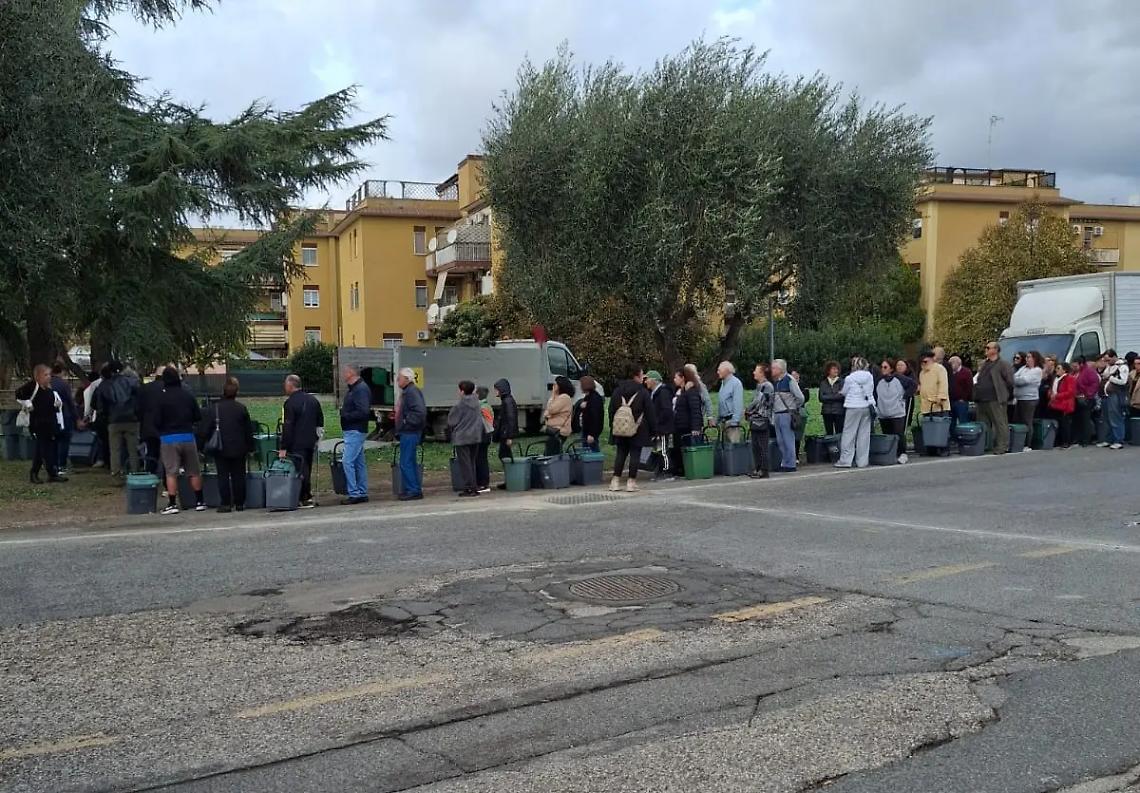 Rifiuti, caos per il ritiro dei mastelli: &laquo;In coda per oltre un&rsquo;ora di luned&igrave;&raquo;