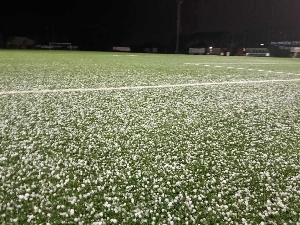 Prima la pioggia, poi il nevischio e il campo di gioco diventa bianco