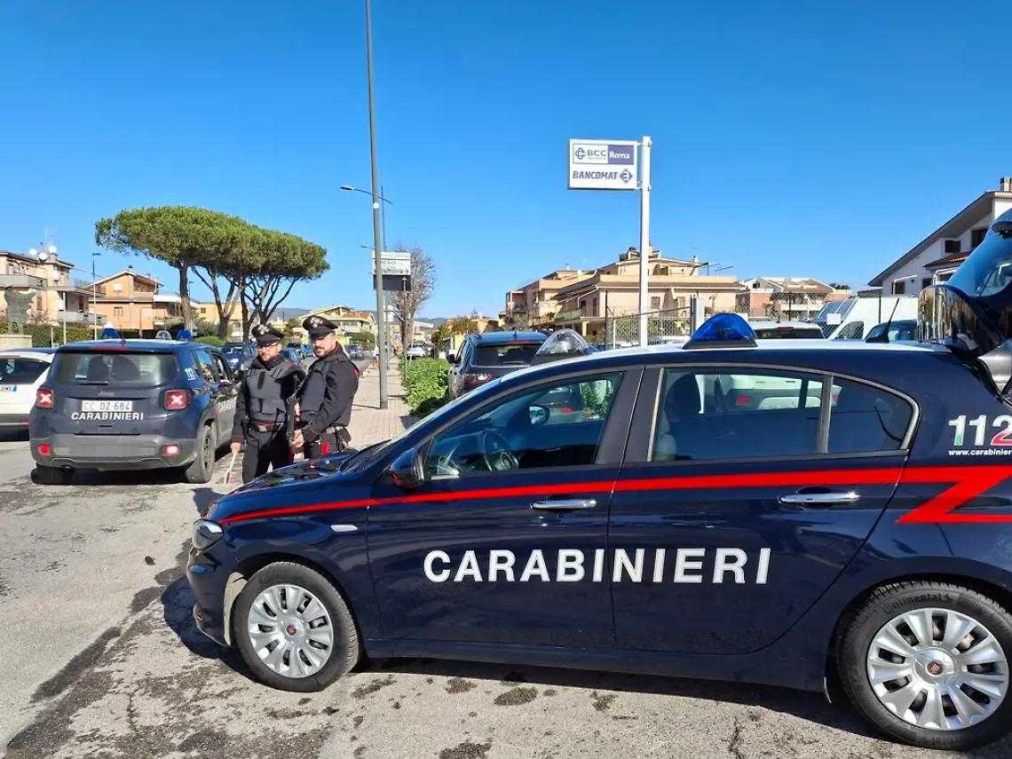 Botte alla ex, minacce anche al figlio: in manette