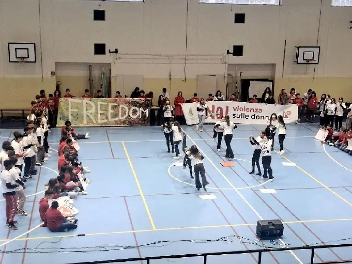 La scuola Carducci di Santa Marinella protagonista del flash mob contro la violenza sulle donne