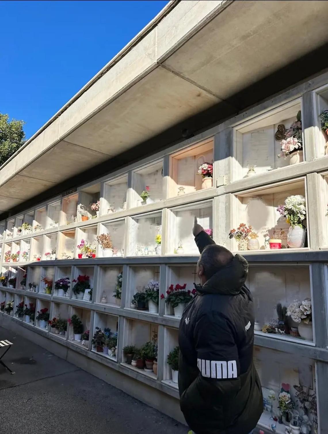 Degrado, spazi finiti e invasione di piccioni: &laquo;Costretti a ripulire le lapidi ogni giorno&raquo;