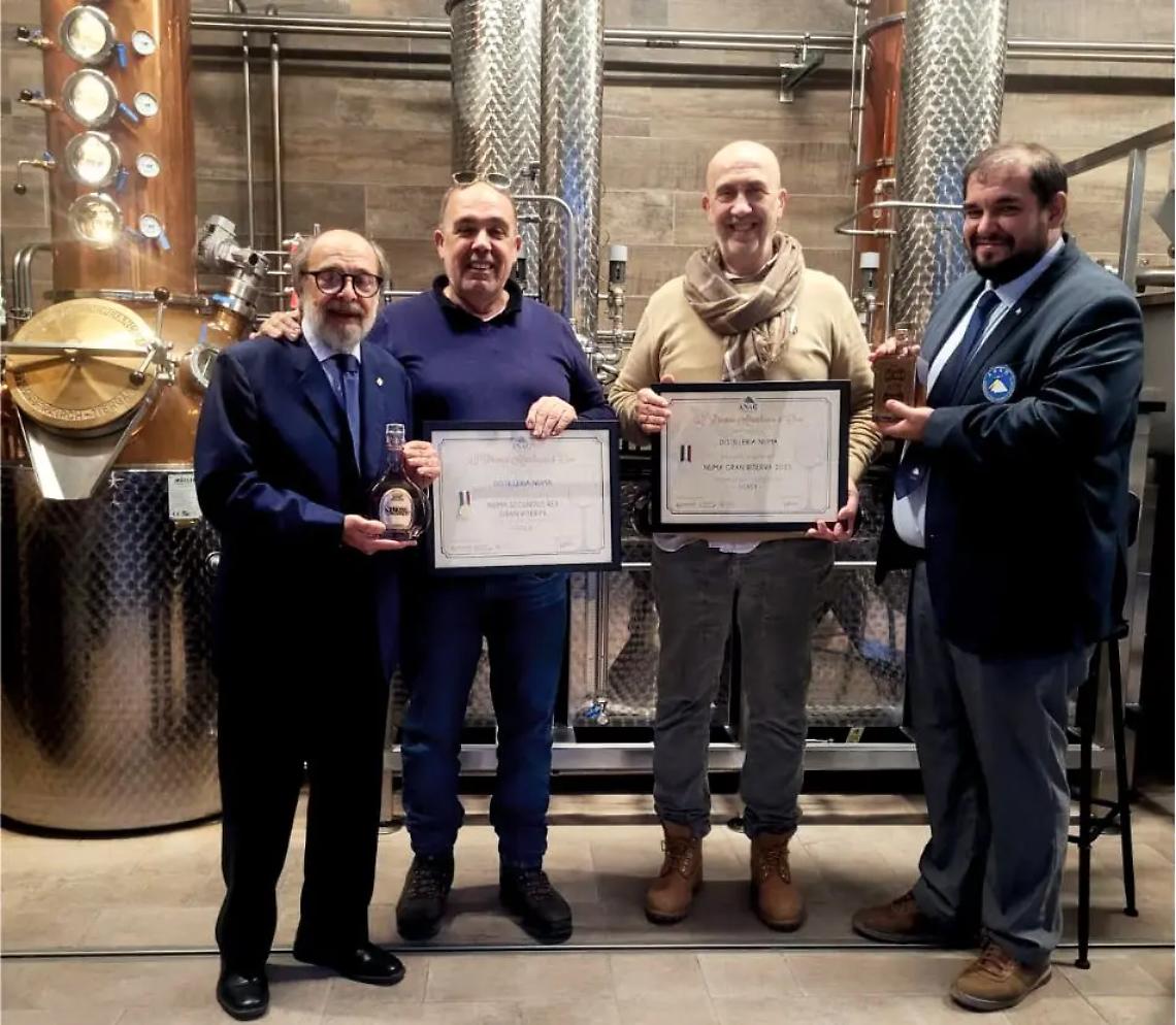Trionfo storico per la distilleria Numa di Tarquinia: doppio Alambicco d'Oro 2025, riconoscimento all'eccellenza Anag