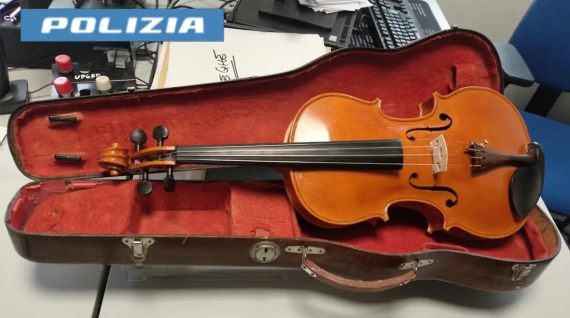 Viterbo: ruba una viola da un negozio
