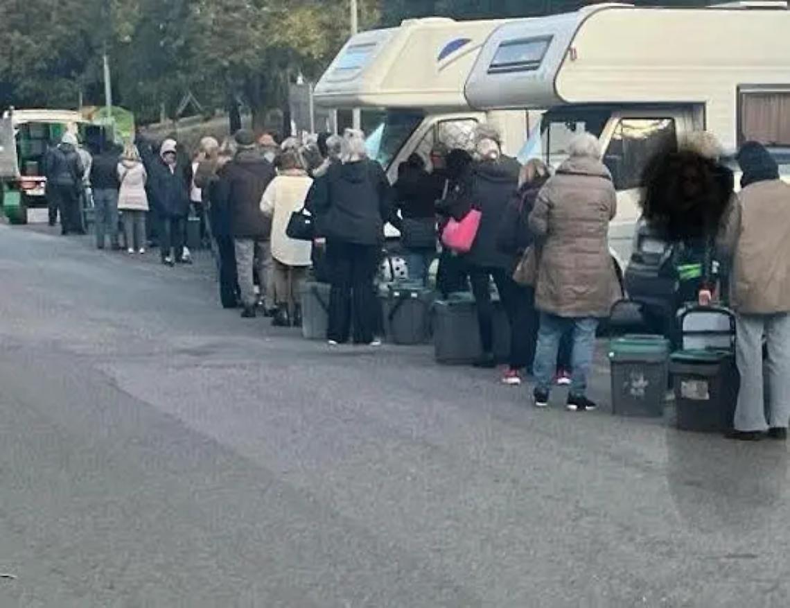 Ancora in fila per il mastello dei rifiuti, pi&ugrave; di un&rsquo;ora per ritirarlo