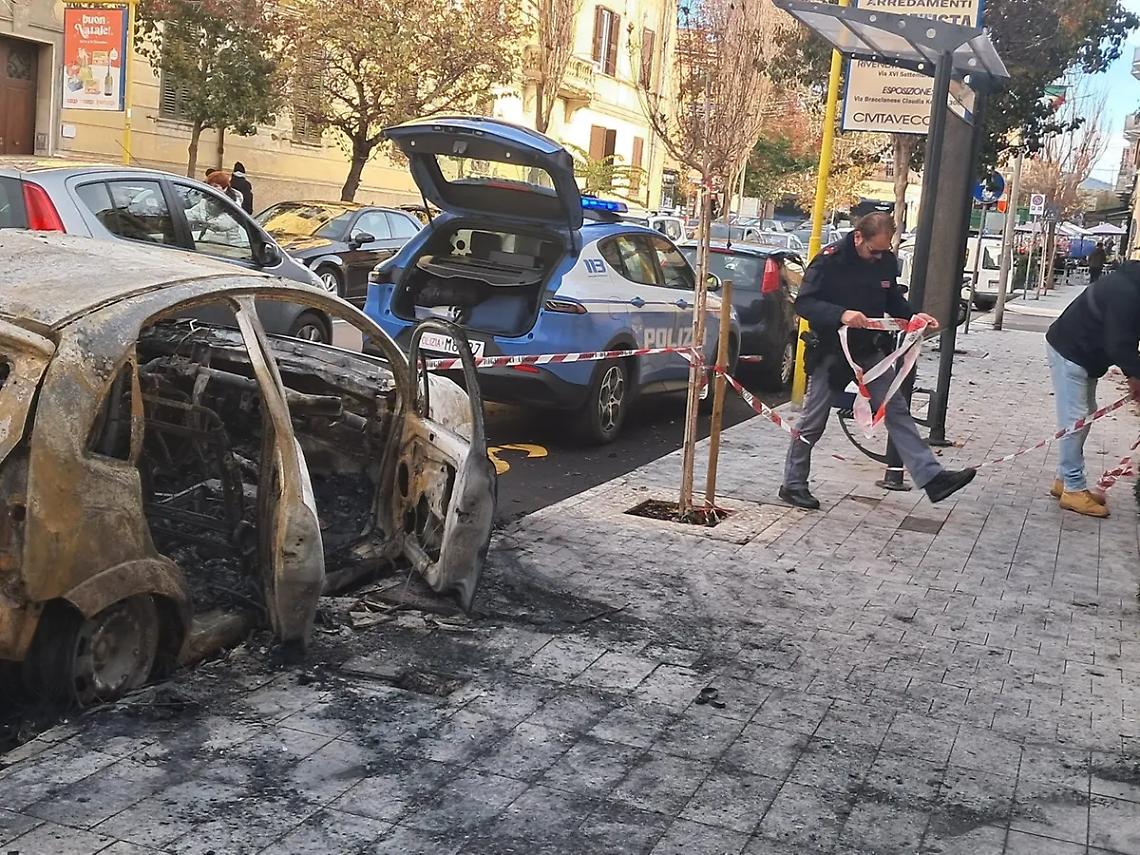 Auto in fiamme a corso Centocelle