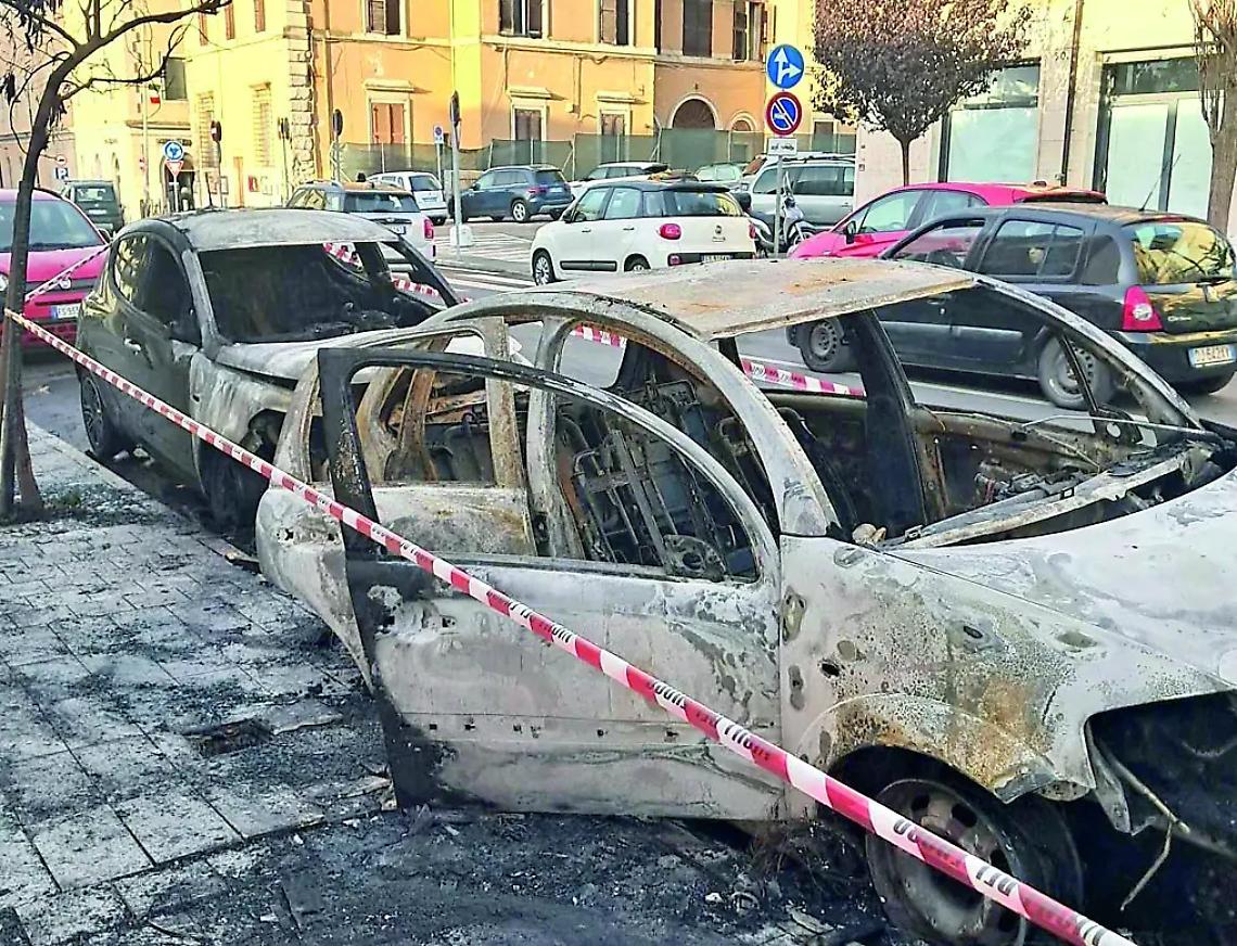 Esplosioni e auto in fiamme nella notte: trema il centro di Civitavecchia