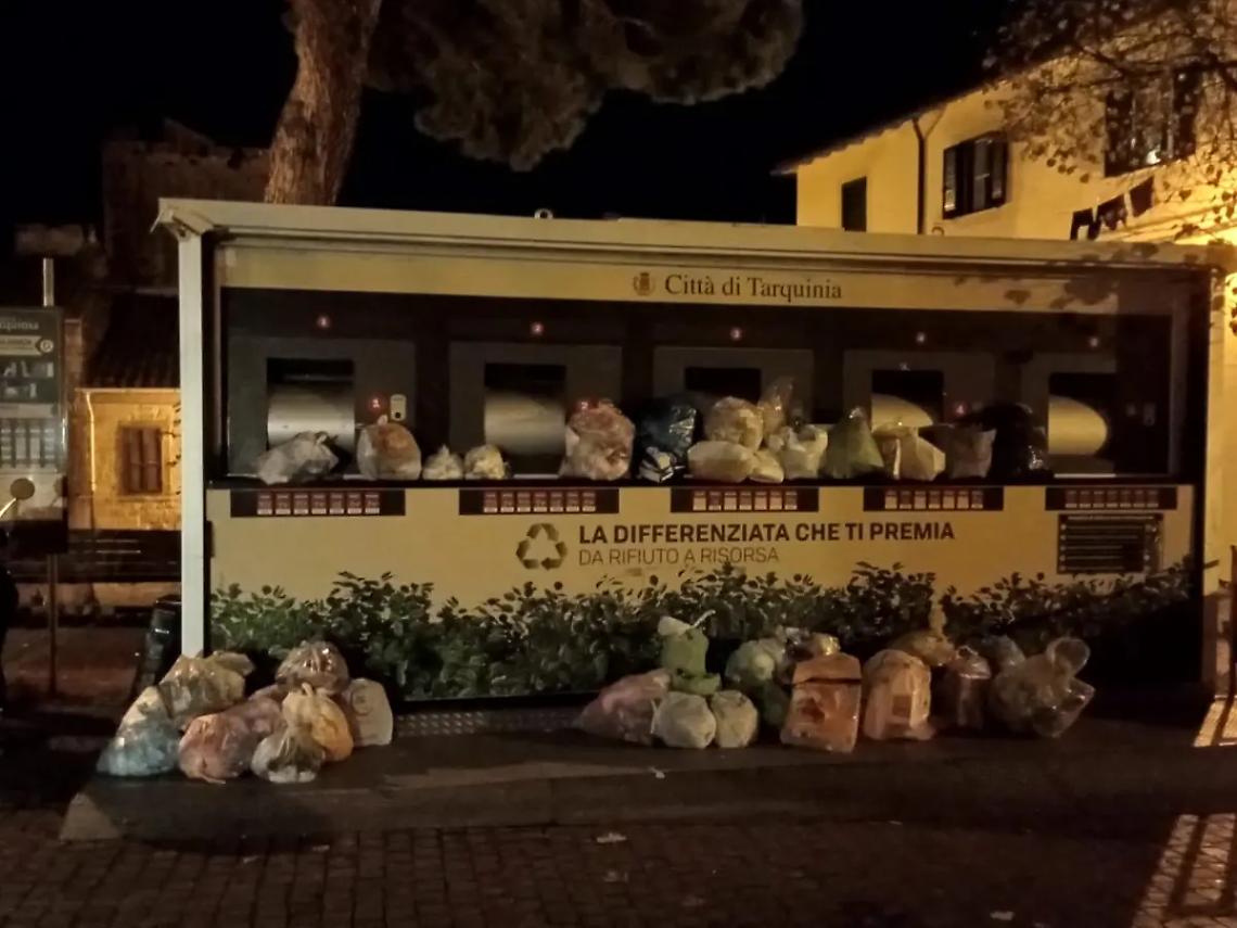 &laquo;A Tarquinia mini isole ecologiche stracolme di rifiuti&raquo;