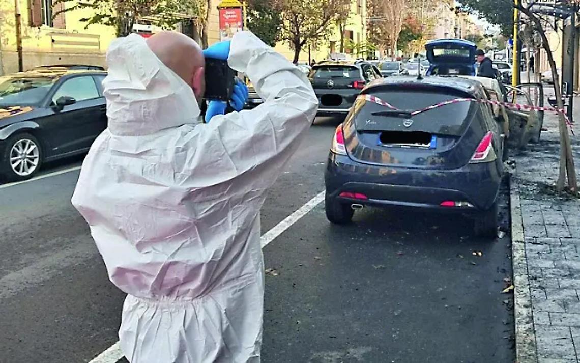 Auto in fiamme: spunta una sagoma