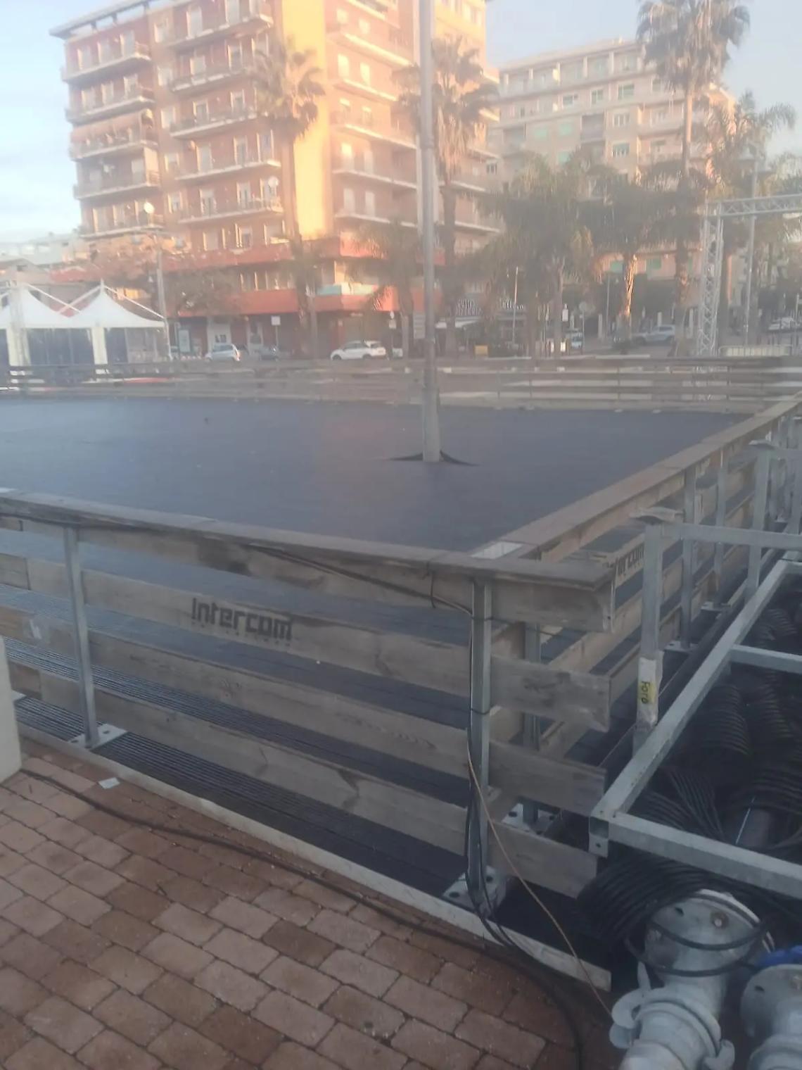 Nella pista di pattinaggio sul ghiaccio &ldquo;spunta&rdquo; un palo della luce