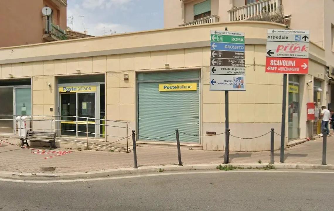 Largo D&rsquo;Ardia, extracomunitario d&agrave; in escandescenza nell&rsquo;ufficio postale: bloccato grazie all&rsquo;intervento di tre militari