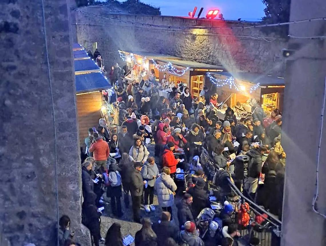 Natale al Castello, il borgo si illumina di magia e tradizione