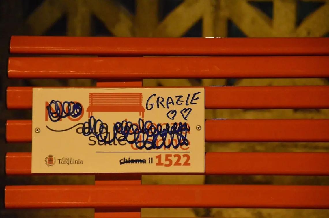 Vandalizzata la panchina rossa di piazza Cavour, condanna del Comune di Tarquinia