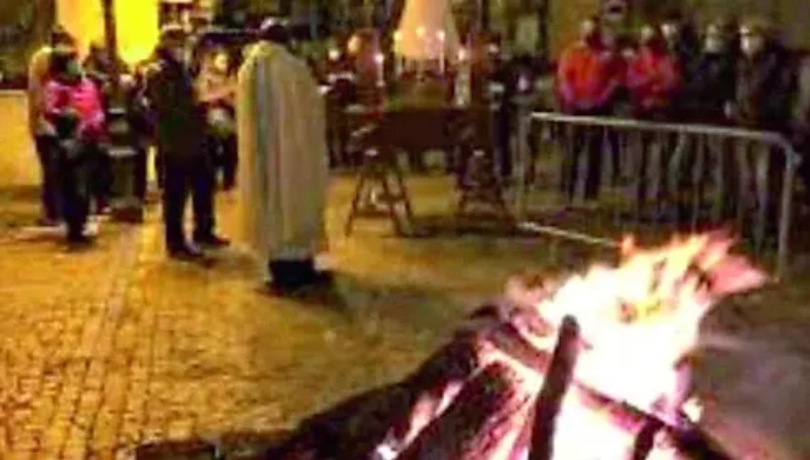 Tolfa, acceso il fuoco per la Madonna di Loreto in piazza Matteotti