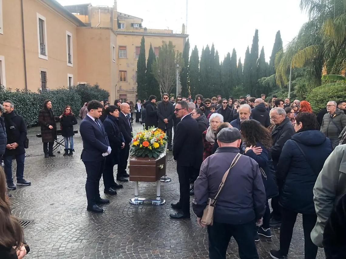 Abbraccio commosso alla Cittadella per l&rsquo;ultimo saluto al professor Braico