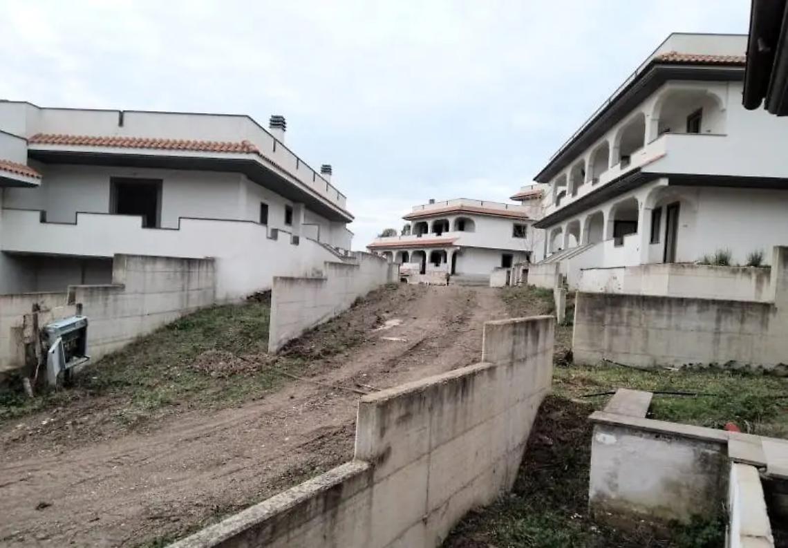 Case di via Elcetina, mancano cancelli, strade e illuminazione: la presidente Abbatiello suona la sveglia al commissario Fasoli