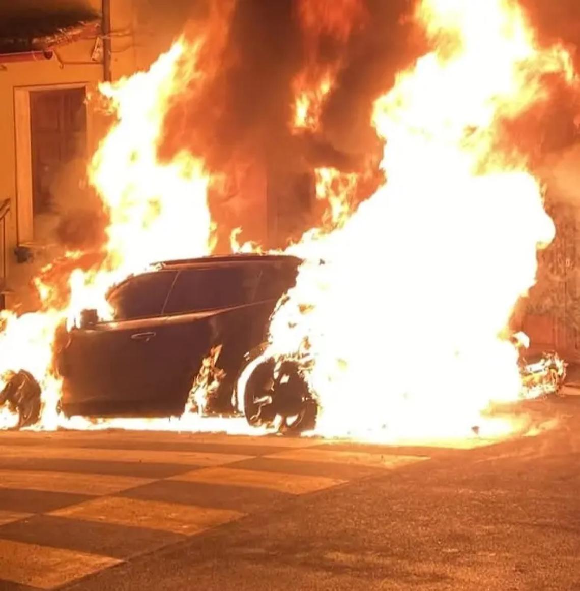 Due auto incendiate nel cuore della notte, preoccupazione a Bassano Romano