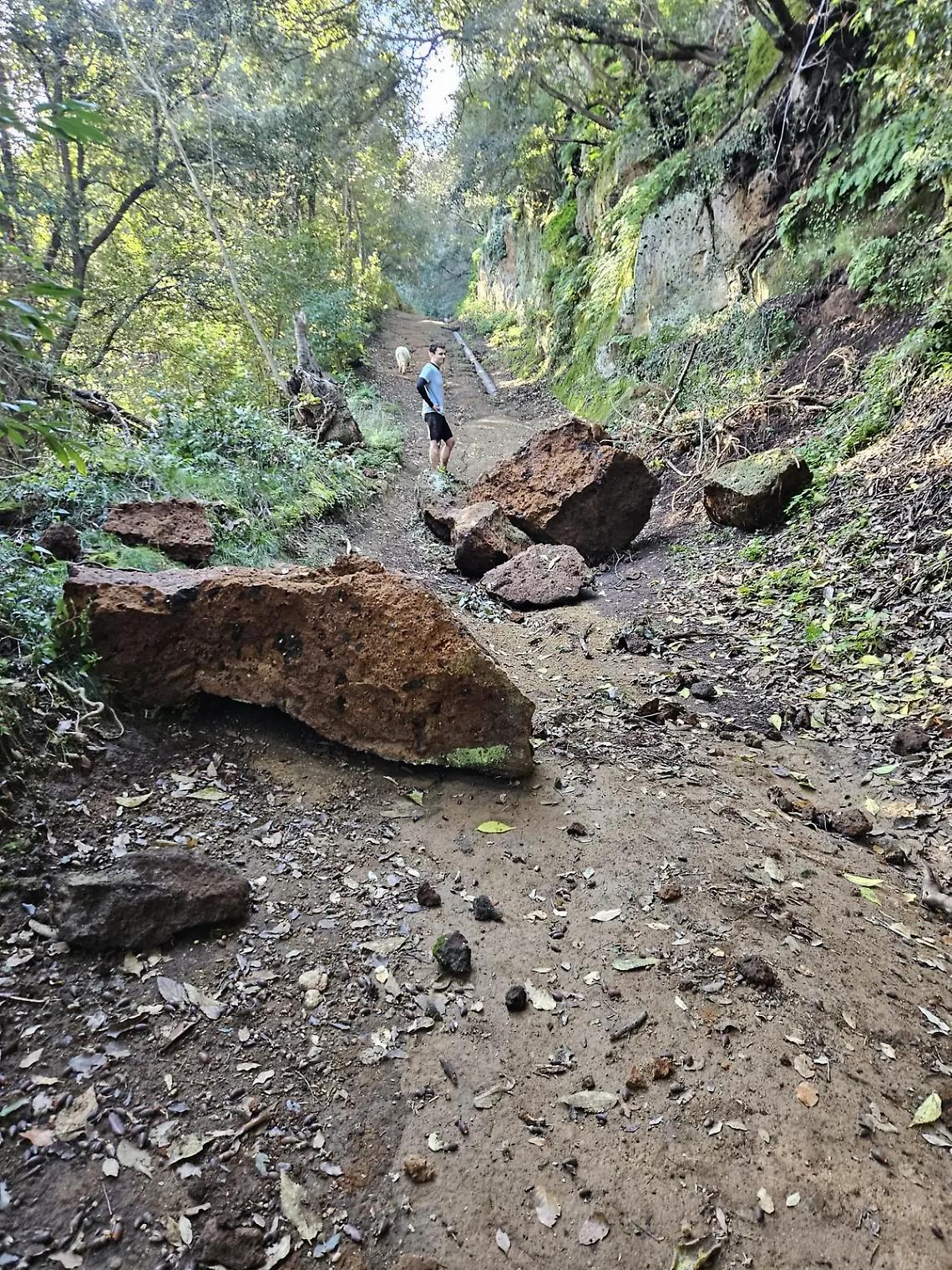 Franano le Cascatelle, si staccano enormi massi dalla parete. La zona &egrave; a rischio