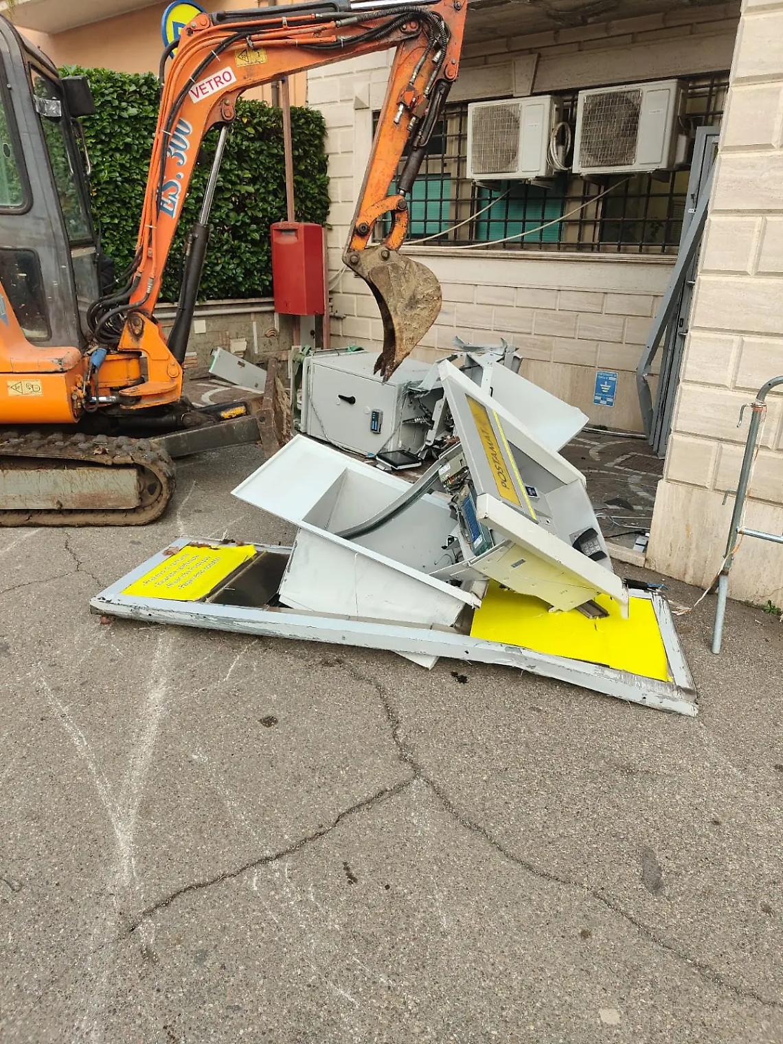 Scardinano il bancomat delle Poste, abbandonato poi durante la fuga