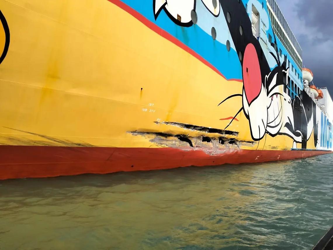 Moby Tommy, squarcio sulla fiancata e danni alla banchina