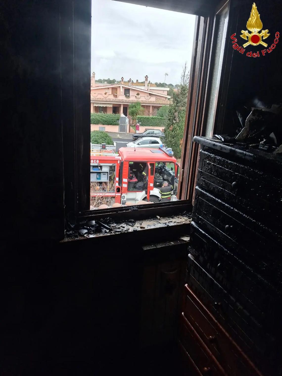 Villetta in fiamme a Ladispoli: salvati due cagnolini