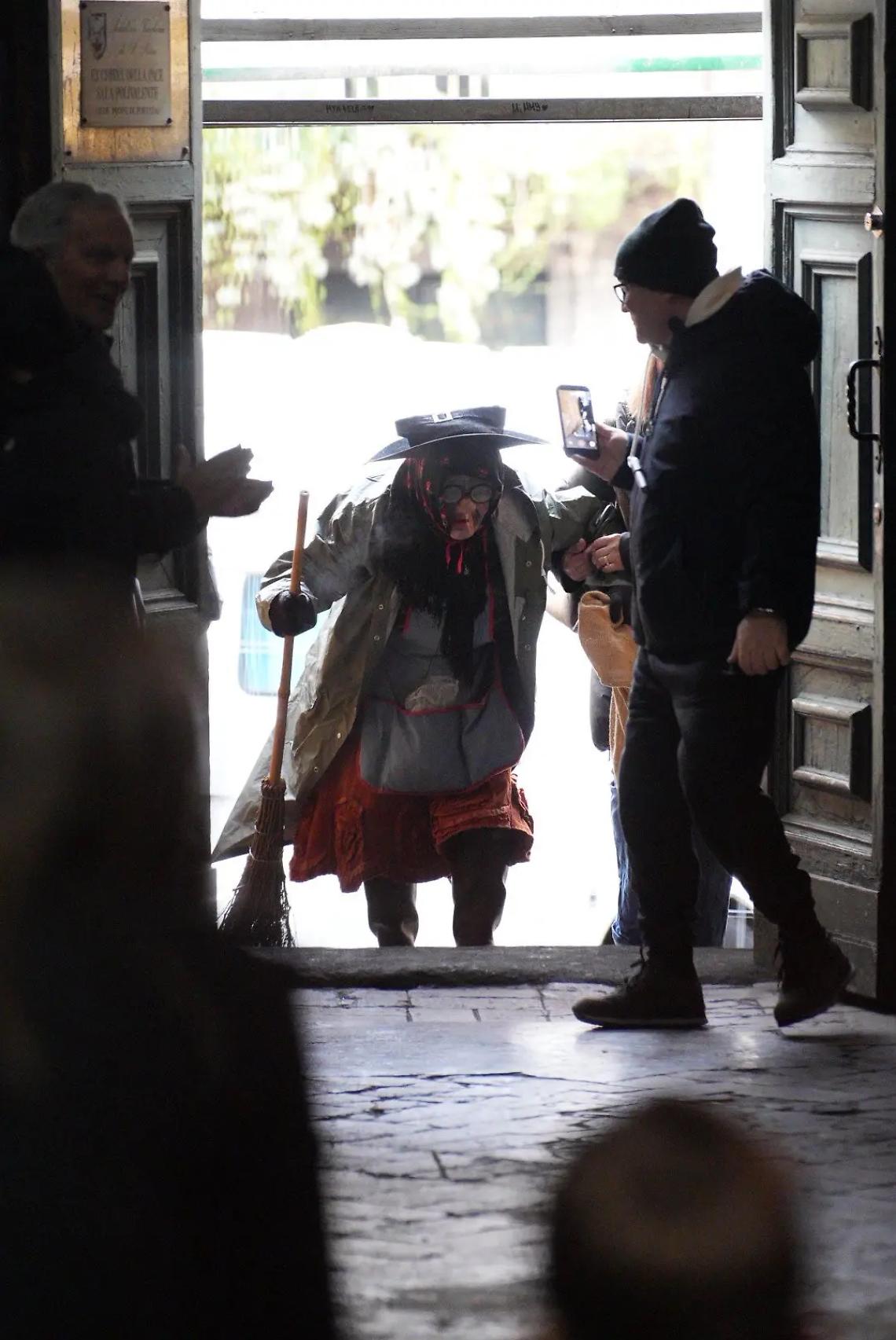 I facchini celebrano l'Epifania, nella chiesa della Pace &egrave; arrivata la Befana