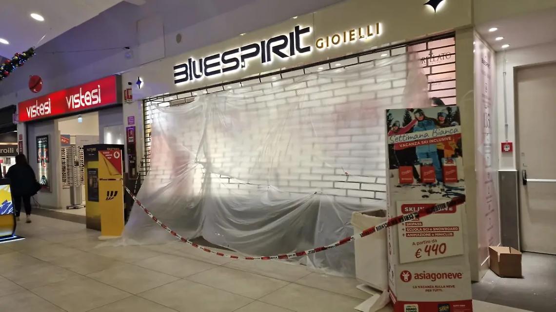 Viterbo: usano l&rsquo;auto come ariete e svaligiano una gioielleria