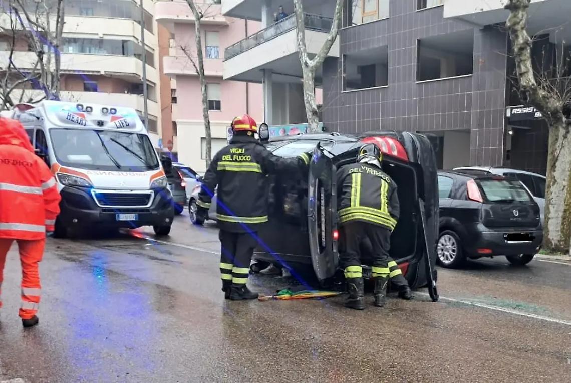 Auto si ribalta al centro della strada: due feriti