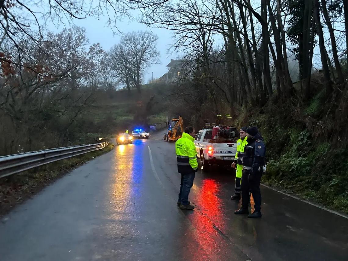 Frana a Bagnoregio: protezione civile e polizia locale al lavoro