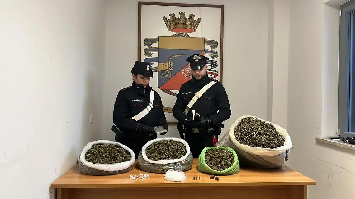 Blitz antidroga: scattano arresti e sequestri